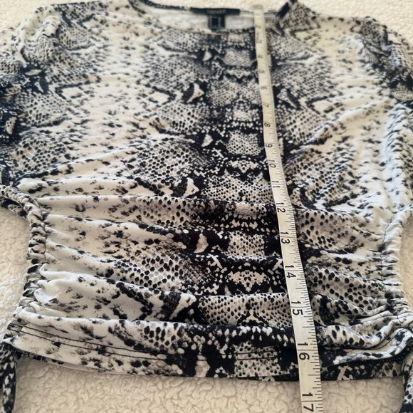 Forever 21 Women's Black and Cream Crop-top size small - Picture 3 of 12